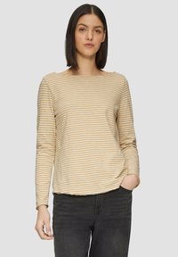 Langärmliges Shirt in Beige mit weißen Streifen, ausgestattet mit einem Boots-Ausschnitt und leicht abgerundetem Saum. Hergestellt aus weichem, leichtem Stoff.
