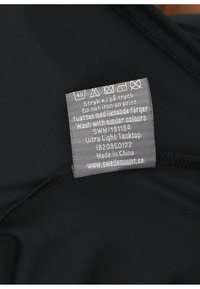 Zwarte tanktop met een label met verzorgingsinstructies en productdetails. De stof lijkt glad met een lichte glans.