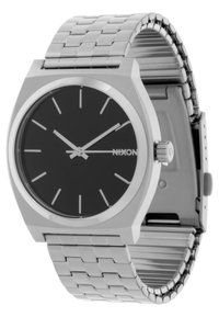 Silberne Metall-Armbanduhr mit schwarzem runden Ziffernblatt, minimalistischen Stundenmarkierungen und silbernen Zeigern, die die Uhrzeit 10:09:36 anzeigen.