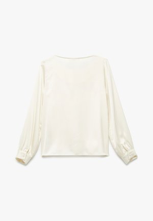 Blusa de manga larga en color crema de tela suave. Presenta un escote redondo y puños con botones. Textura suave con un diseño minimalista.