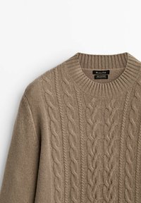 Beige Cashmere-Pullover mit einem gerippten Rundhalsausschnitt und einem Zopfmuster auf der Vorderseite. Weicher Stoff, lässiges Design.