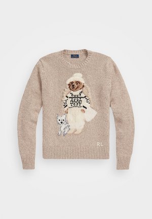 Suéter beige con diseño de punto de un oso vistiendo ropa de invierno y un perro blanco a su lado, cuello redondo y puños y dobladillo acanalados.