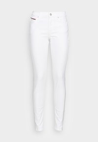 Jeans skinny de denim blanco con un diseño clásico de cinco bolsillos, que incluyen un cierre delantero de botón y un sutil acento rojo en el bolsillo.