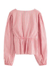 Langærmet bluse med røde og hvide lodrette striber, indsnævret talje og elastiske ærmekanter, vist bagfra på en hvid baggrund.