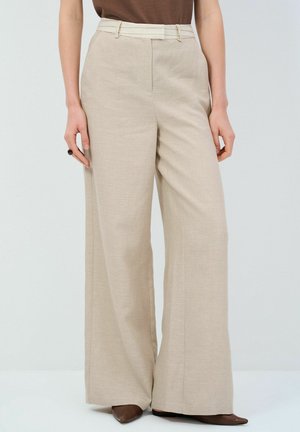 Pantaloni beige a gamba larga in tessuto testurizzato, con una cintura a contrasto e una vestibilità alta, caratterizzati da linee pulite e senza decorazioni visibili.