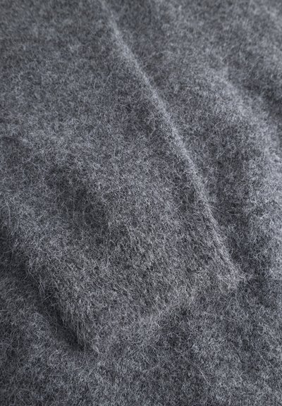 Grijze textuurstof met fijne, zachte vezels. Het materiaal lijkt gelukkig en dik, met een close-up weergave van het oppervlak van de textiel.