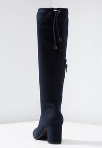 Marinblå mocka stövlar över knäet med en kraftig klack, med en justerbar dragsko upptill och en sidodragkedja för stängning.