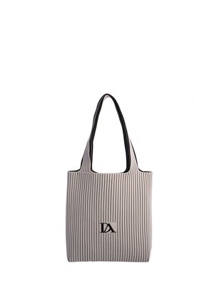 Bolso tote beige con rayas negras verticales y las letras "DA" bordadas en negro en la parte delantera, con dos asas largas.