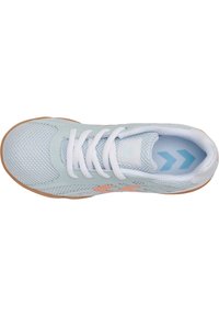 Světle modré síťované tenisky s bílými tkaničkami, broskvovou chevronovou ozdobou na boku a modrými šipkami na vnitřní podrážce, pohled zeshora.