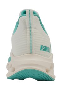 Chaussure de course K-Swiss blanche avec des accents aqua, dotée d'une tige en tissu texturé, d'un talon de soutien et d'une semelle en caoutchouc durable avec des rainures.