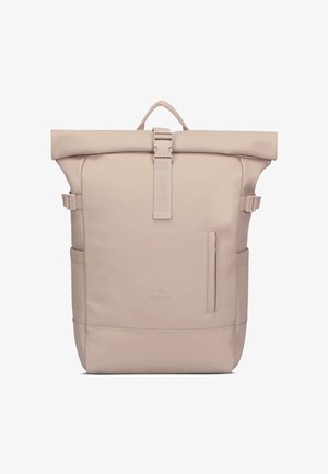 Rucsac cu desfăcere rola din material bej moale, având un sistem de închidere cu cataramă în față, buzunare laterale și o curea texturată. Design simplu și funcțional.