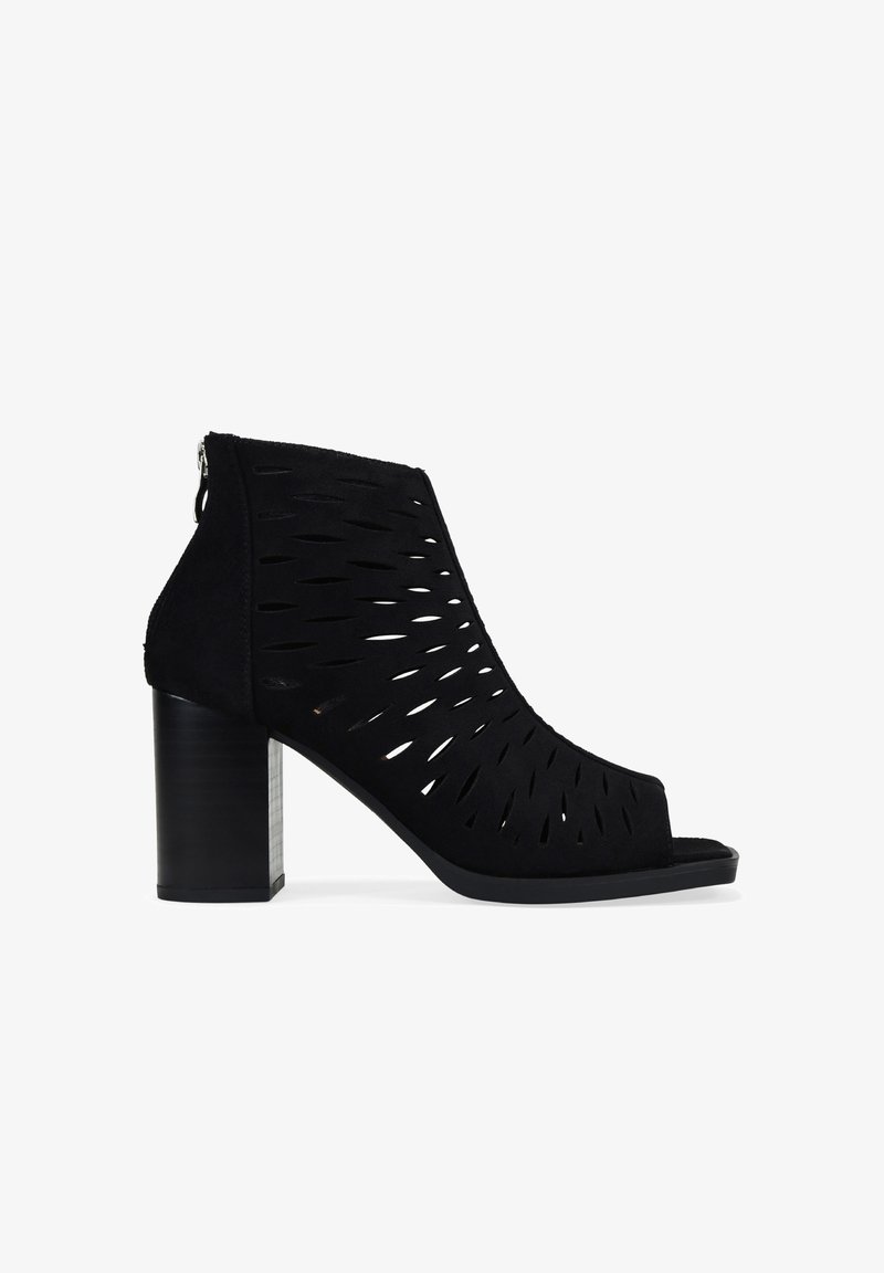 Stivaletti neri in suede con punta aperta, caratterizzati da un design a ritaglio, un tacco quadrato e una cerniera laterale per una facile vestibilità.