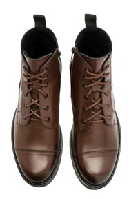 Brązowe skórzane botki za kostkę z sznurowadłami i zasuwakiem z boku, z teksturowaną podszewką i gumową podeszwą. Pętla do łatwego zakładania.