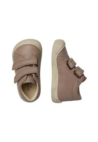 Scarpe in pelle marroni per bambini con due cinturini in velcro, punta arrotondata e suola in gomma texturizzata. Presentano cuciture a contrasto e dettagli di colore crema.