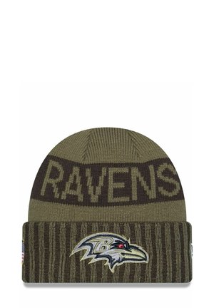 Olivgrüne Strickmütze mit dem Wort "RAVENS" in dunkelbraun, einem gerippten Bund und einem bestickten Logo eines Rabenkopfes.