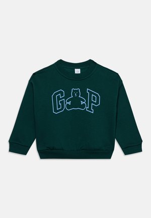 Sweat-shirt vert foncé à col rond avec poignets et ourlet côtelés, avec lettrage GAP souligné en bleu et un motif ours.