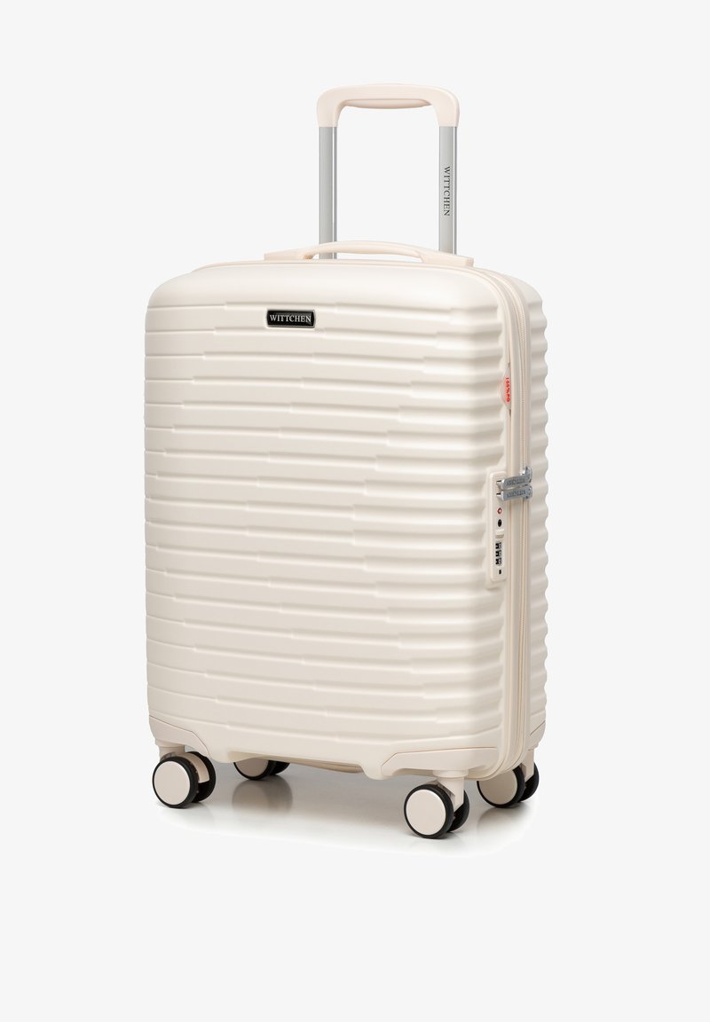 Walizka Wittchen hardshell w kremowym kolorze z żebrowaną fakturą, srebrną rączką i czterema czarnymi kółkami. Posiada zamek błyskawiczny oraz zamek szyfrowy.