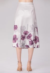 Une jupe longueur genou, en ligne A, en satin avec une base gris clair et un imprimé floral violet vif à l'ourlet ; elle est dotée d'une fermeture éclair.