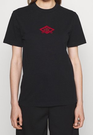 Czarna bawełniana koszulka z krótkimi rękawami, z czerwonym haftowanym logo w kształcie diamentu na piersi. Prosty, klasyczny krój bez wzorów.