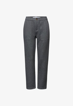 Pantalones grises de corte recto, con dos bolsillos delanteros, cierre con botón y un patrón sutil texturizado en la tela.