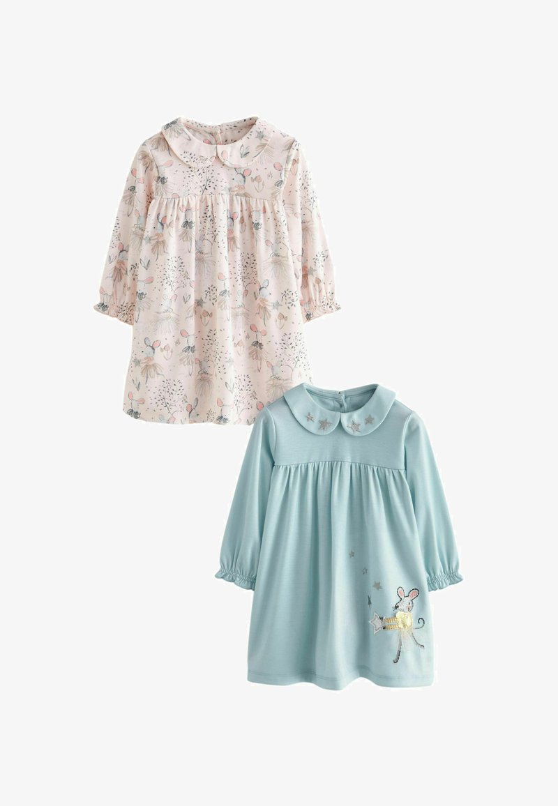 Divi garie piedurkņu kleitas: viena rozā ar ziedu rakstu un apkakli, otra gaiši zila ar zvaigžņu akcentiem un izšūtu peli.