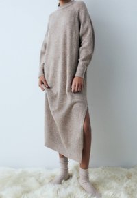 PULL&BEAR Pletené šaty - beige