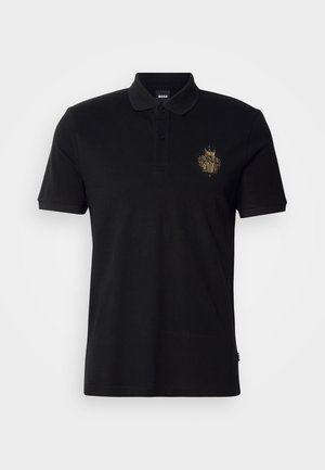 Melna polo krekls no kokvilnas ar divu pogu aizdari, īsām piedurknēm un zelta krāsas logotipu krūtīs. Vienkāršs dizains.