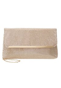 Metalická zlatá psaníčko vyrobené z texturované látky, s plochým designem, magnetickým uzávěrem a zlatým řetízkem.