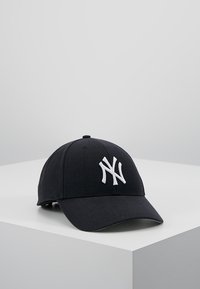 Schwarze Baseballmütze mit gebogenem Schirm, versehen mit einem weißen gestickten "NY"-Logo auf der Vorderseite. Hergestellt aus einem Stoff mit glatter Textur.