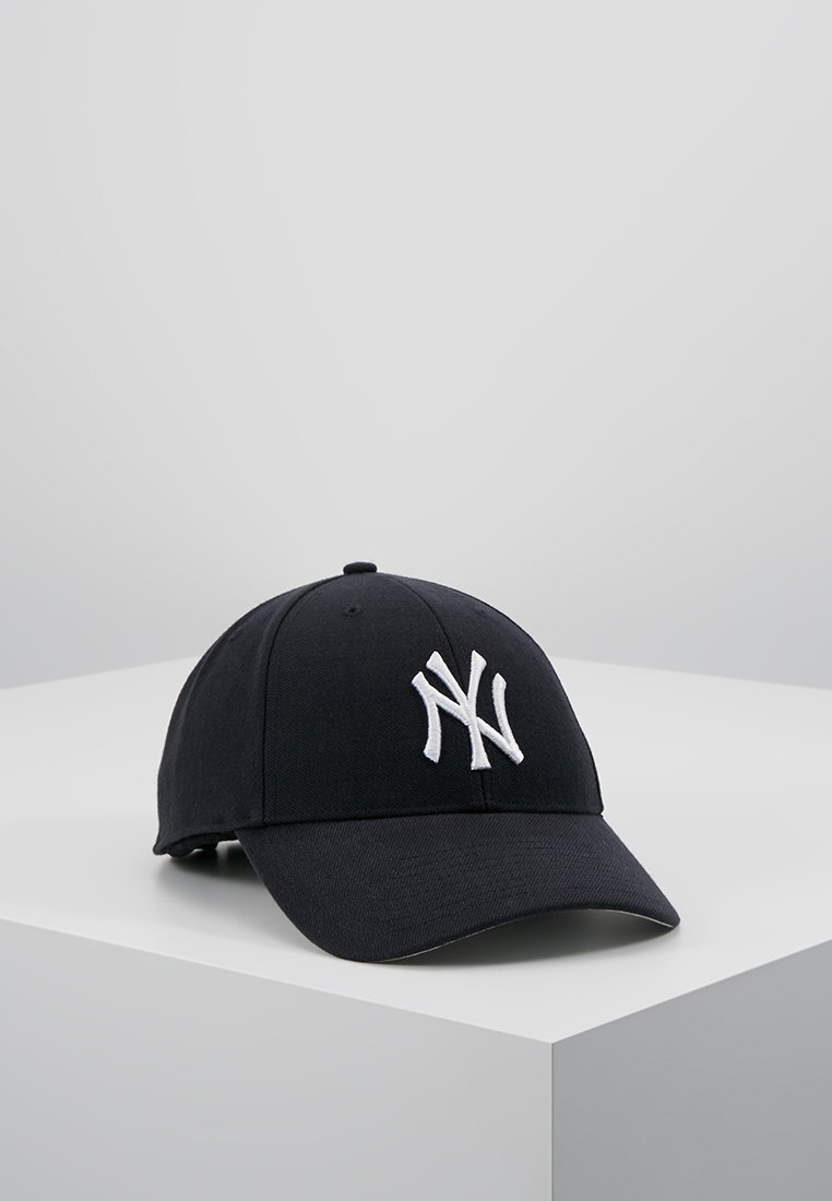 Schwarze Baseballmütze mit gebogenem Schirm, versehen mit einem weißen gestickten "NY"-Logo auf der Vorderseite. Hergestellt aus einem Stoff mit glatter Textur.