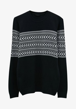 Niebieski sweter z białymi geometrycznymi wzorami, długimi rękawami, okrągłym dekoltem, dzianą teksturą oraz prążkowanymi mankietami i dołem.