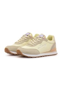 Zapatillas deportivas de color amarillo claro con ante y cuero sintético, suela de goma blanca, puntera redonda, cordones planos, detalles en rosa y bordados.