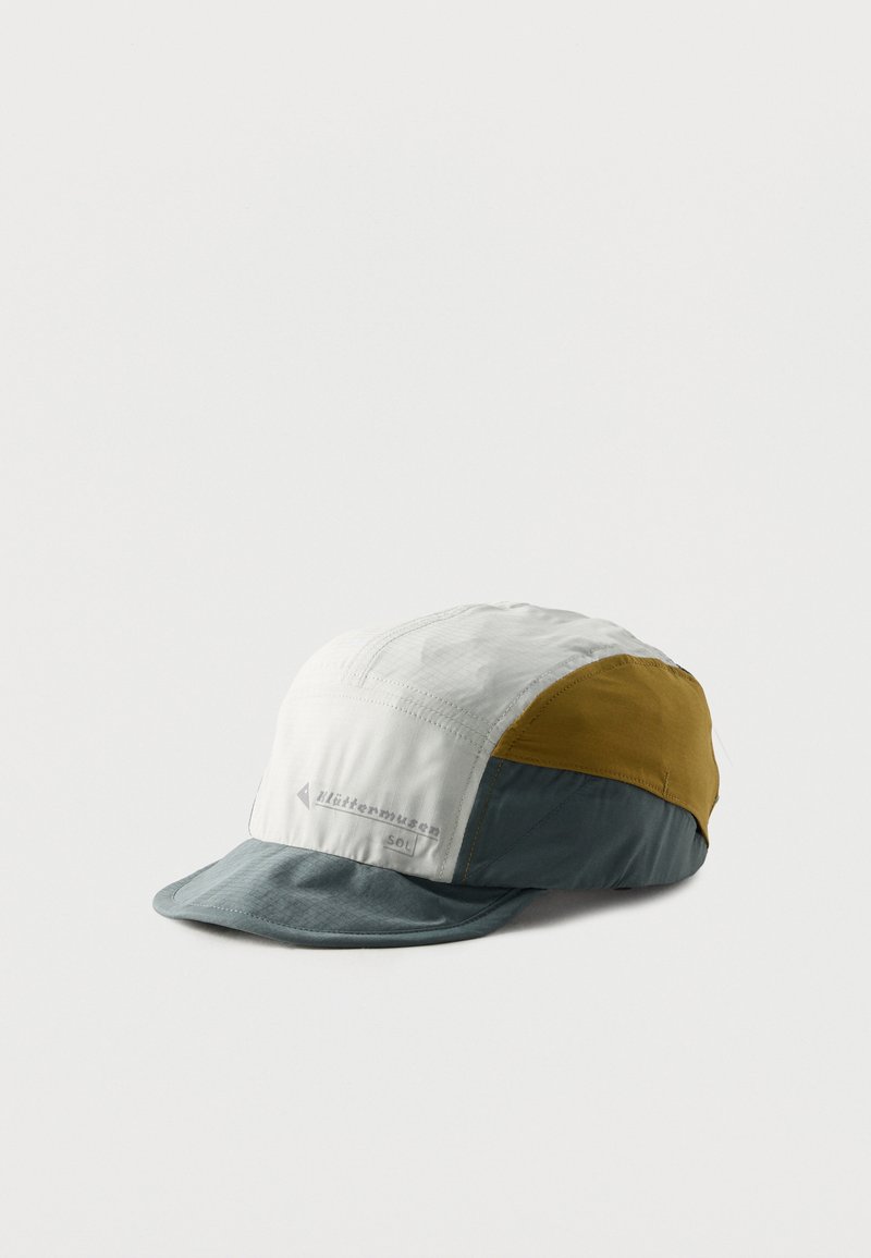 Kappe mit farbblockierten weißen, senfgelben und schieferblauen Paneelen, leichtem Stoff, kurzer gebogener Krempe und kleinem seitlich gedrucktem Logo.