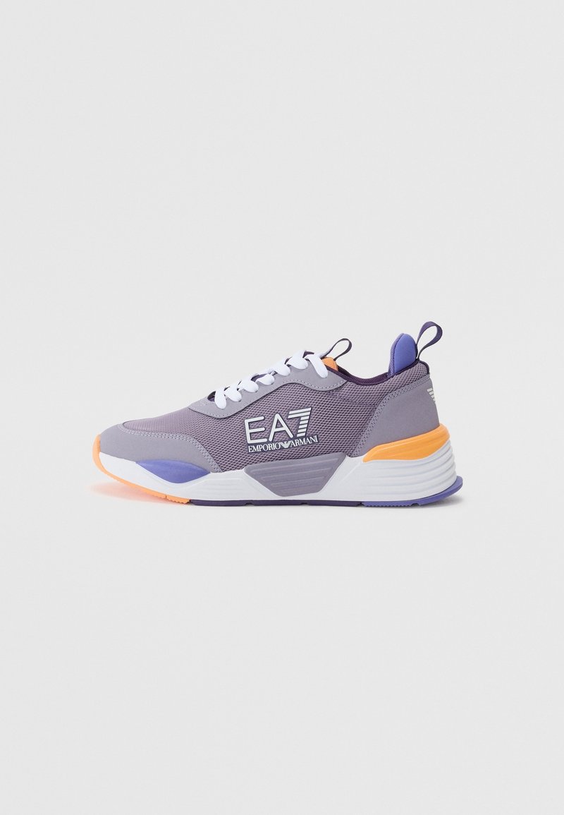 Baskets Emporio Armani EA7 violettes et orange avec lacets blancs et semelle blanche épaisse vues de côté sur fond uni.