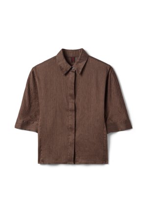 Braunes Kurzarmhemd mit vertikalen dünnen Streifen, durchgeknöpft, klassischem Kragen und weiten Ärmeln, flach auf weißem Hintergrund liegend.