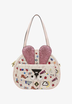 Lyserød håndtaske med store glitrende lyserøde kaninører, tegneserieøjne og farverige emoji-lignende patches inklusive kirsebær, mariehøns og hjerter.