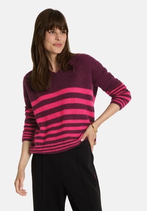 V-Ausschnitt Pullover in lila und pink gestreift, aus weichem, strukturiertem Material. Lange Ärmel mit gestreiften Bündchen; lässige Passform.