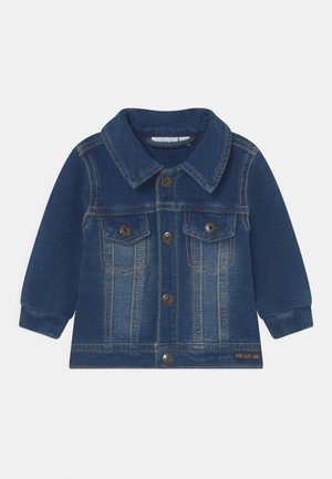 Veste bébé style denim bleu foncé avec fermeture à boutons, poches poitrine, poignets et col côtelés.