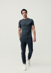 Born Living Yoga NYONG - Sportovní tričko - gris oscuro