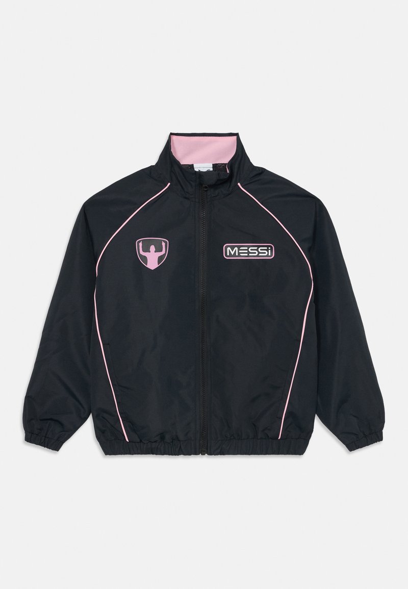 Svart zip-up sportjacka med rosa kantband, rosa innerkrage, "MESSI" logotyp på höger bröst och en silhuett av upplyfta armar som emblem på vänster bröst.
