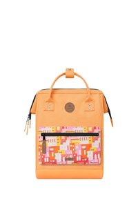Oranger Rucksack mit einer gemusterten Fronttasche, die abstrakte Formen in Pink, Gelb und Weiß zeigt. Enthält einen oberen Griff und einen Reißverschluss.