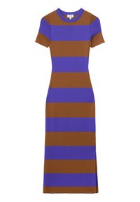 Robe midi en maille à manches courtes, avec de larges rayures horizontales alternant violet et marron, encolure ronde et fente latérale.