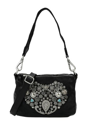 Bolso de cuero negro con superficie texturizada, adornos decorativos en tono plateado y diversos patrones florales. Cuenta con una correa ajustable.