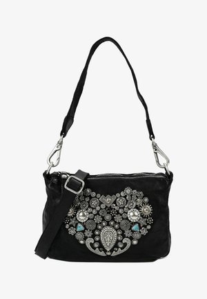 Zwarte leren handtas met een gestructureerd oppervlak, zilverkleurige decoratieve accenten en diverse bloemmotieven. Voorzien van een verstelbare riem.