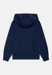 Navyblauwe hoodie met een trekkoord in de kap, lange mouwen en ribgebreide manchetten en onderrand. Gemaakt van zachte katoenmix.