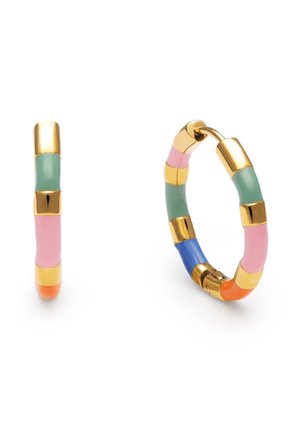 Pendientes de aro dorados segmentados con esmalte en colores rosa, verde, azul, naranja y amarillo, mostrando un mecanismo de cierre.