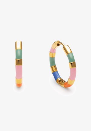 Boucles d'oreilles créoles en or segmentées avec de l'émail rose, vert, bleu, orange et jaune, présentant un mécanisme de fermoir.