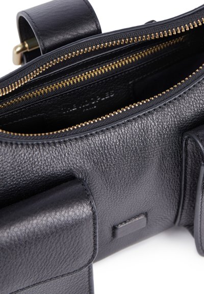 Borsa a tracolla in pelle nera con finitura testurizzata, zip dorata e numerosi scomparti. Include un dettaglio accentato rettangolare.