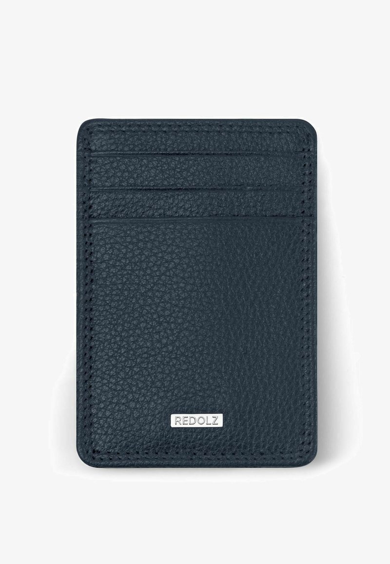 Navy leren kaarthouder met een gestructureerd oppervlak, vier kaartsleuven en een zilveren logo-accent. Rechthoekige vorm met gestikte randen.
