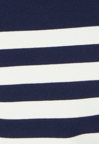 Tessuto a strisce navy e bianche, con un motivo di maglia testurizzata. Strisce alternate spesse e sottili, con superficie liscia e uniforme.